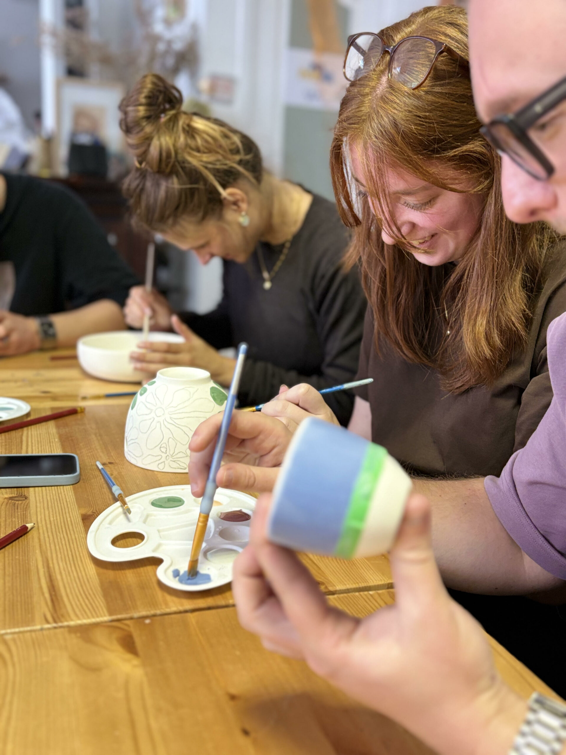 Équipe d'entreprise en atelier de peinture sur céramique chez Ma Poterie à Saint-Maur-des-Fossés